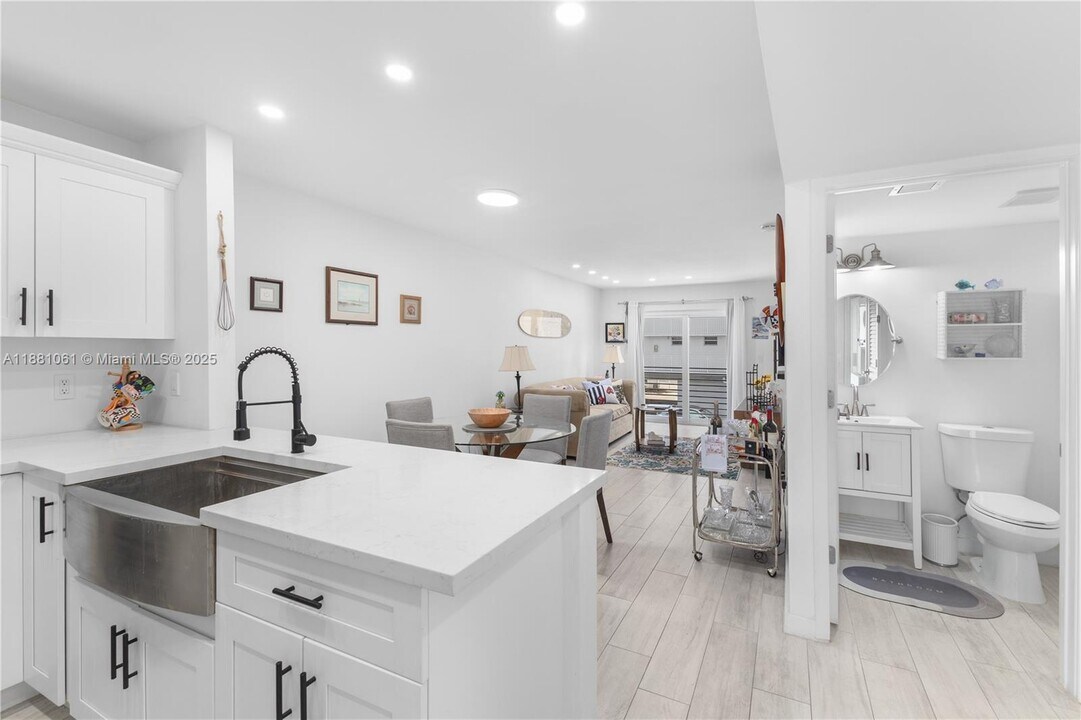 1033 Lenox Ave. in Miami Beach, FL - Building Photo