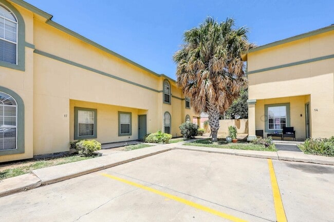 1000 Ranchway Dr, Unit 15 in Laredo, TX - Building Photo - Building Photo