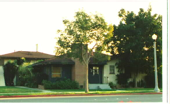 1116 W Broadway in Anaheim, CA - Building Photo