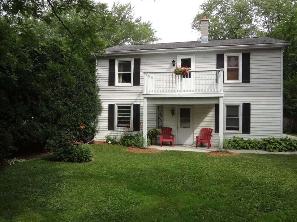 34130 Davies Dr, Unit Upper Duplex in Oconomowoc, WI - Building Photo