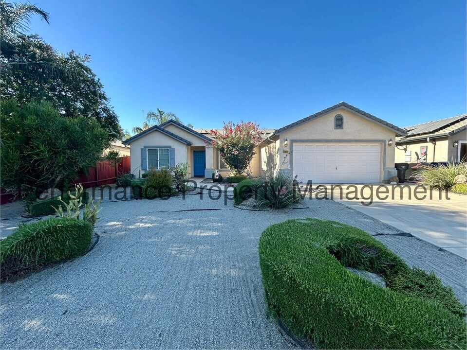 12518 Valentano Ave in Bakersfield, CA - Foto de edificio