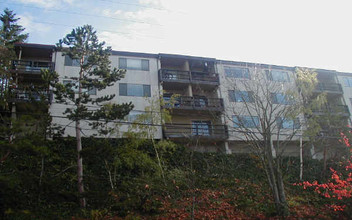 Crestwood Apartments in Seattle, WA - Building Photo - Building Photo