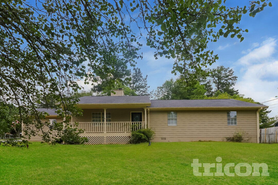 3173 Rocky Point Ct in Snellville, GA - Building Photo