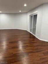 1 Upperbrook Ct in Sayreville, NJ - Foto de edificio - Building Photo