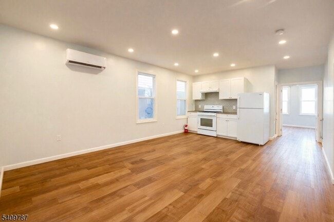 212 Erie St in Elizabeth, NJ - Building Photo - Building Photo