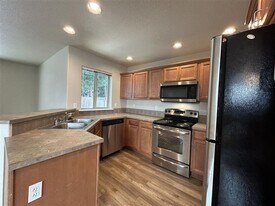 4074 Aden Pl NE in Salem, OR - Building Photo