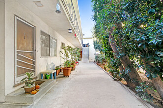 1341 Yale St in Santa Monica, CA - Building Photo - Building Photo