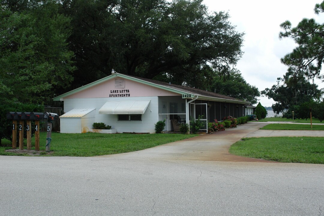2428 S Lake Letta Dr in Avon Park, FL - Foto de edificio