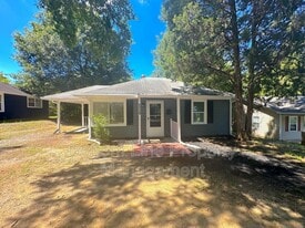 2115 Double Oaks Rd in Charlotte, NC - Building Photo