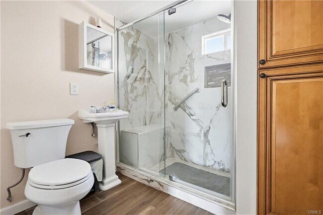 1033 E 57th St in Los Angeles, CA - Foto de edificio - Building Photo