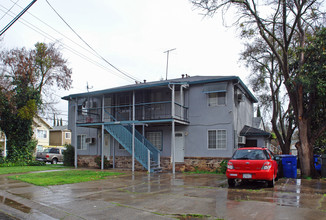 2701 San Fernando Way in Sacramento, CA - Foto de edificio - Building Photo