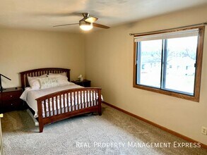 2 Bedroom + Bonus Office in Central Sioux Falls! in Sioux Falls, SD - Building Photo - Building Photo