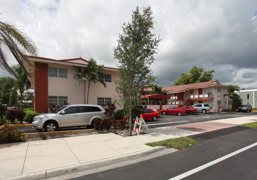 Hollywood Courtyard Apartments in Hollywood, FL - Building Photo