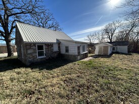 1021 Saint Louis St in West Plains, MO - Building Photo - Building Photo