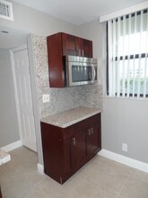 118 Lake Emerald Dr in Oakland Park, FL - Building Photo - Building Photo