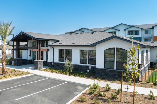 Mossdale Landing in Lathrop, CA - Foto de edificio - Building Photo