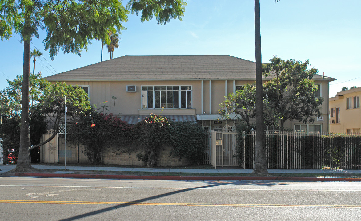 7504 Hollywood Blvd in Los Angeles, CA - Building Photo