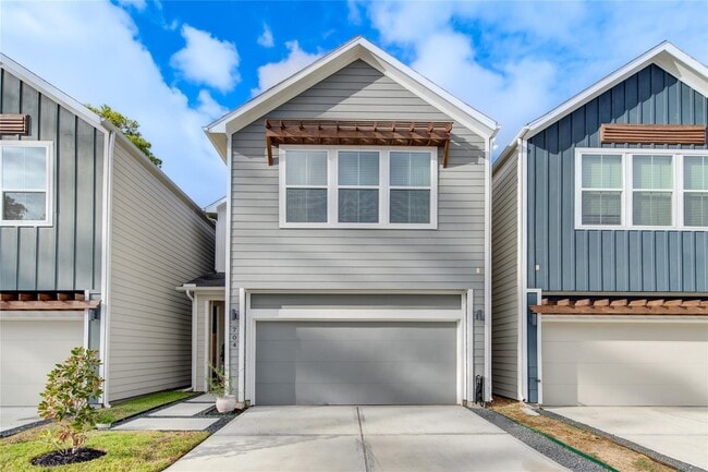 704 Pinemont Dr in Houston, TX - Building Photo - Building Photo