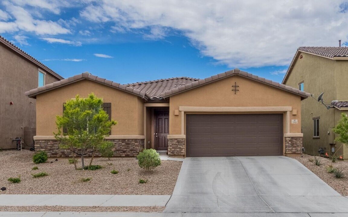 9468 Horned Lizard Loop in Tucson, AZ - Building Photo