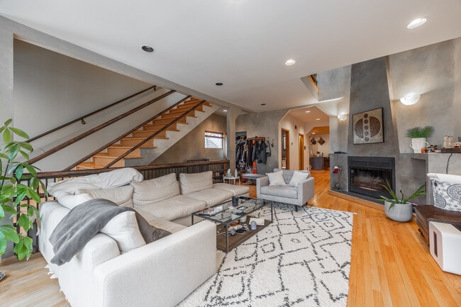 1224 W Augusta Blvd, Unit 2