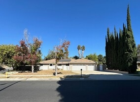 1011 Hyde Park Dr in Santa Ana, CA - Building Photo