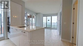 2221 Yonge St in Toronto, ON - Building Photo