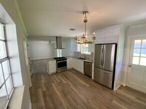 400 Corona Dr in Lafayette, LA - Foto de edificio - Building Photo