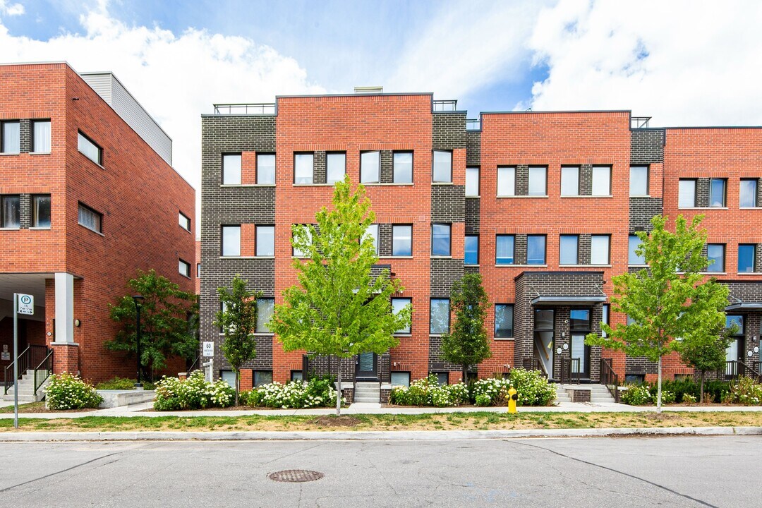60-TH60 Winston Park Blvd in Toronto, ON - Building Photo