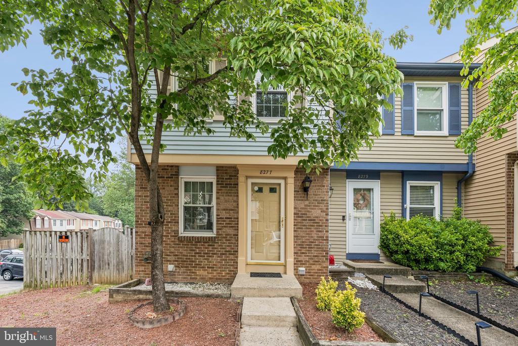 8277 Crestmont Cir in Springfield, VA - Building Photo