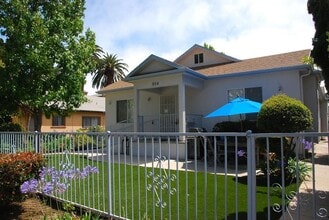 954 11th Street, in Santa Monica, CA - Building Photo - Building Photo