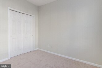 42797 Flannigan Terrace in Chantilly, VA - Foto de edificio - Building Photo