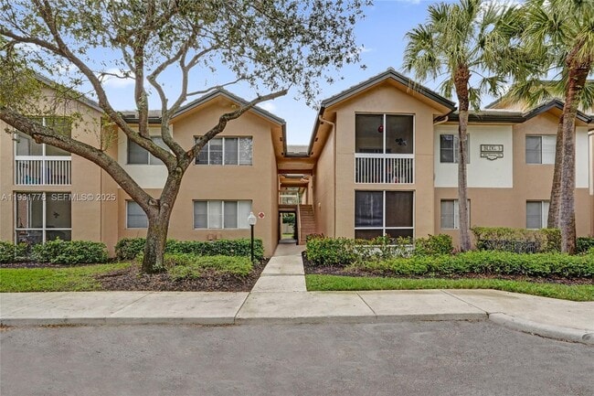 9901 Westview Dr in Coral Springs, FL - Foto de edificio - Building Photo