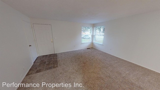13345 Clairmont Way in Oregon City, OR - Foto de edificio - Building Photo