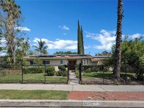10918 Reseda Blvd in Los Angeles, CA - Foto de edificio - Building Photo