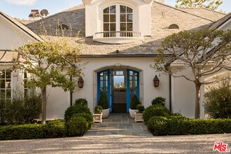 541 Paseo Miramar in Los Angeles, CA - Building Photo - Building Photo