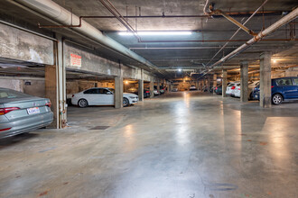 Bagley Regent Apartments in Los Angeles, CA - Foto de edificio - Building Photo