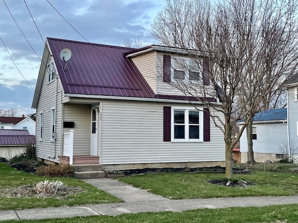 220 E 8th St in Ashland, OH - Foto de edificio