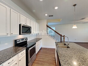 3084 Creek Village Ln in Green Cove Springs, FL - Foto de edificio - Building Photo