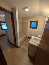 28 Willow Plz, Unit 28 Willow Street - 2nd Fl in Torrington, CT - Building Photo - Building Photo