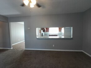 212 W Rose Dr in Midwest City, OK - Foto de edificio - Building Photo