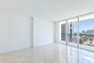 1750 N Bayshore Dr, Unit 1310 in Miami, FL - Building Photo - Building Photo