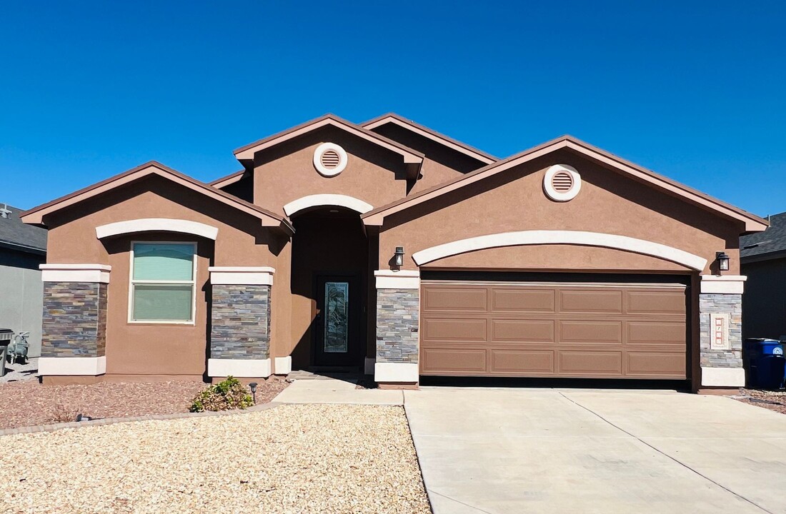 4700 Marisabel Azcarate St in El Paso, TX - Foto de edificio