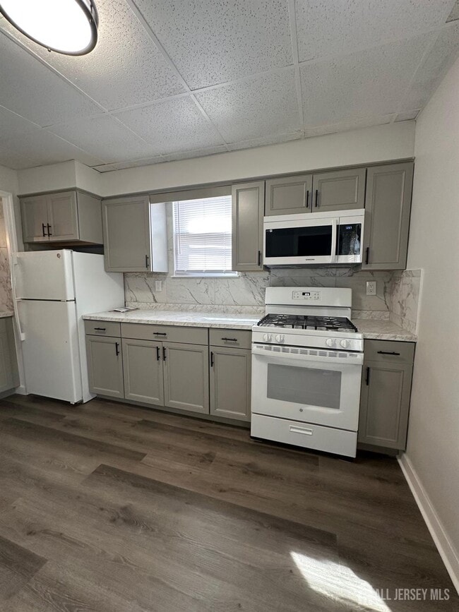 28 Bird Ave in Woodbridge Township, NJ - Building Photo - Building Photo