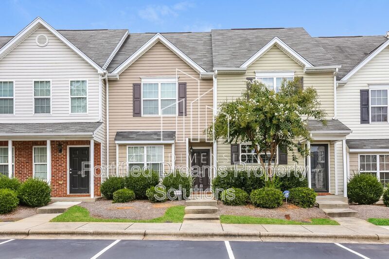 105 Breezeway Ln in Greensboro, NC - Building Photo