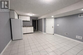 19 Dovesong Dr in Brampton, ON - Building Photo - Building Photo