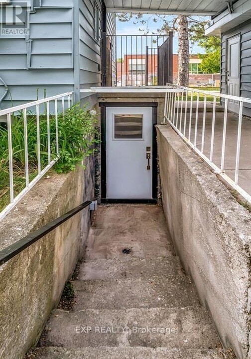 89 College St E in Belleville, ON - Building Photo