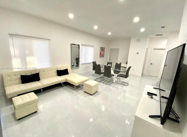 2246 NW 100th St in Miami, FL - Foto de edificio - Building Photo
