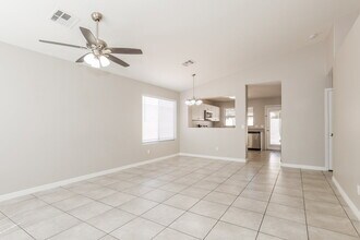 15948 W Lundberg St in Surprise, AZ - Foto de edificio - Building Photo