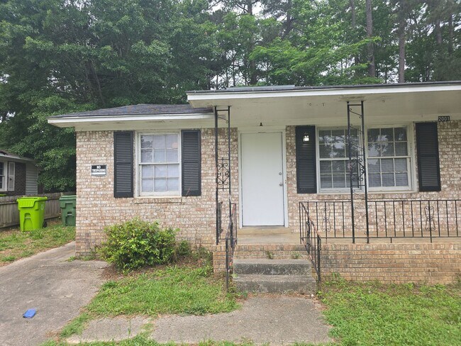 property at 2001 Apple Valley Rd