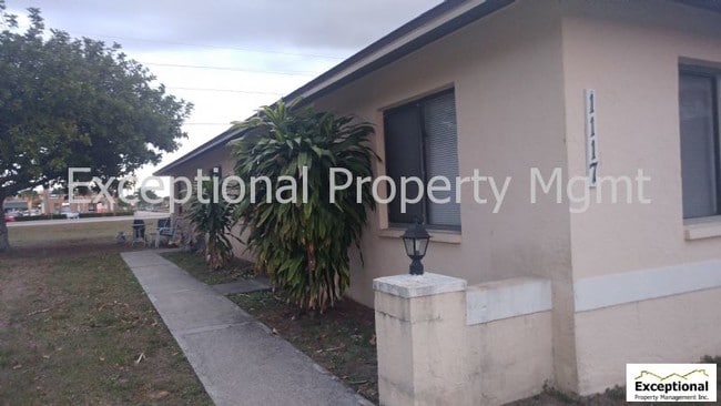 property at 1117 SW Santa Barbara Pl
